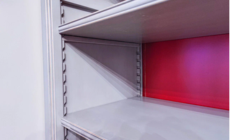 Встроенная библиотека узкая в контрастной отделке.