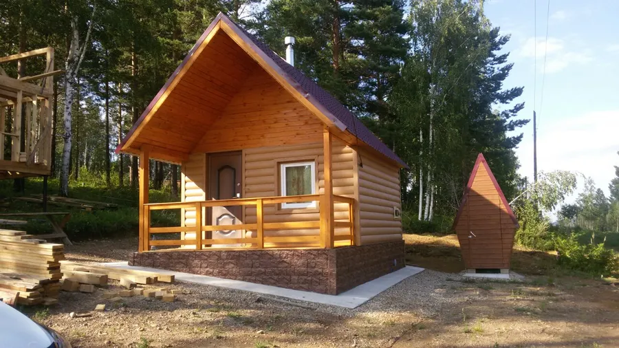 Баня с террасой из бруса размером 4*4м на фундаменте. Кровля металлочерепица, фасады металлический блок-хаус.