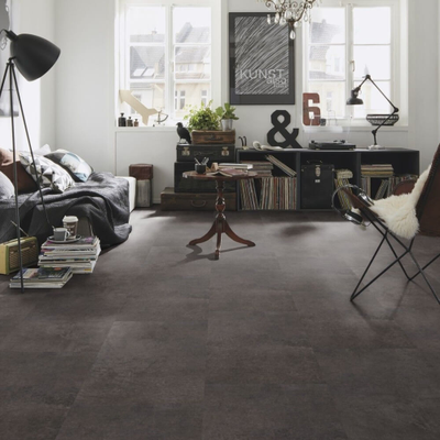 Виниловый пол Wineo 600 stone XL BrooklynFactory DB206W6 в интерьере гостиной