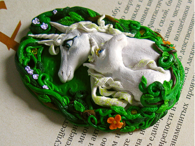 Единороги существуют! Необычная подвеска с белыми единорогами и цветами