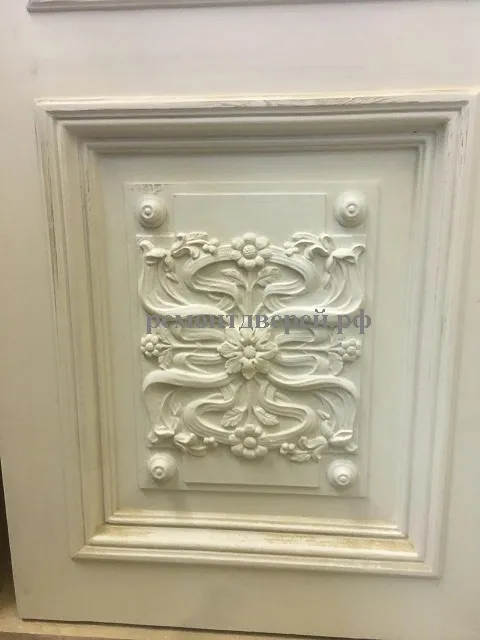 Лепной узор на двери после реставрации