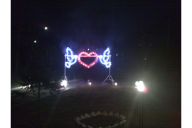 Горящие фигуры голубей и сердце из контурных свечей | Neva-Salut Пиро Шоу