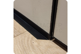 Элегантная отделка: установка черного плинтуса Dollken WLK 20 для создания изысканного пространства.