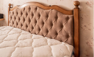 Кровать с мягким изголовьем и изножьем.