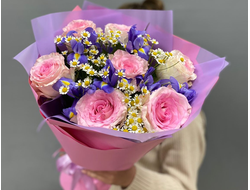 Букет роз с ирисами "Вкус лета"