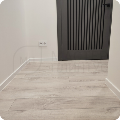 Плинтус ХДФ Dollken Cubu Flex Life XL 80мм Х 2,5 м 1013/5012 Белый в интерьере 12