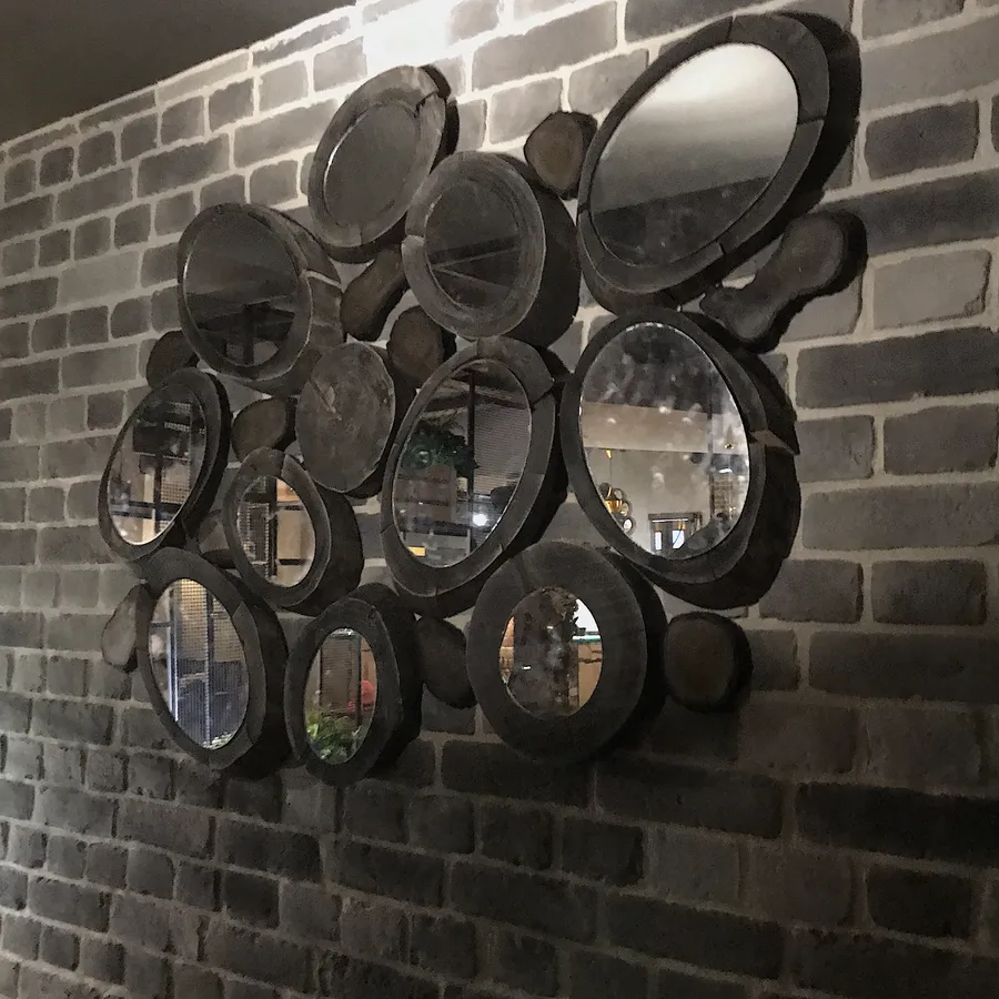 Декор стен в ресторане спилами необычной формы и зеркалами. Ресторан "Розмарин", г.Курган. Работа spilcenter.com