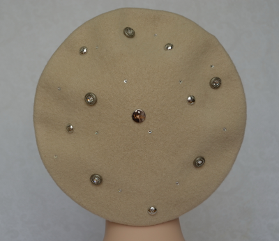 Женский берет из фетра бежевый фото