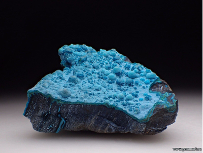 Хризаколла и прожилки малахита на породе. 73*55*33мм. Конго.