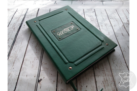 Кожаный ежедневник формата А4 в твердом книжном переплете. Шильда с тиснением инициалов. 