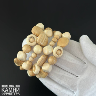 Браслет "Четыре витка светлое дерево" микс разных форм и размеров бусин на мэмори-проволке, цена за штуку