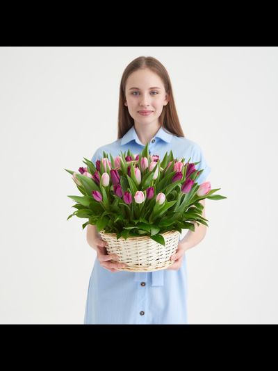 Корзина нежных тюльпанов