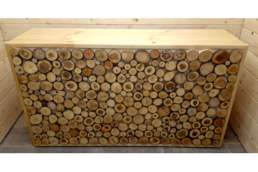 Полка с фронтальной панелью из спилов для офиса.Москва, spilcenter.com