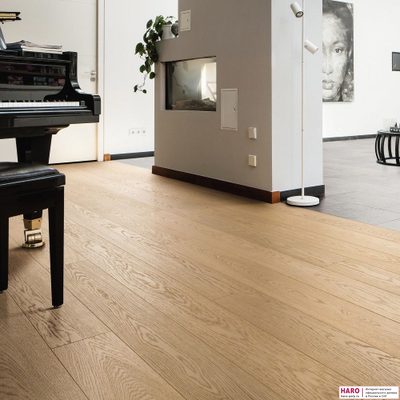 Декор паркетной доски Haro Дуб Пуро Белый Эксклюзив 531679 в интерьере комнаты