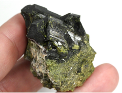 Эпидот, сросток кристаллов, Перу (40*33*30 мм, 55 г) №35866