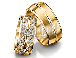 Обручальные кольца широкие из желтого золота с многочисленными бриллиантами в женском кольце с выпук