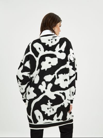 Вязаный кардиган с чёрно-белым узором