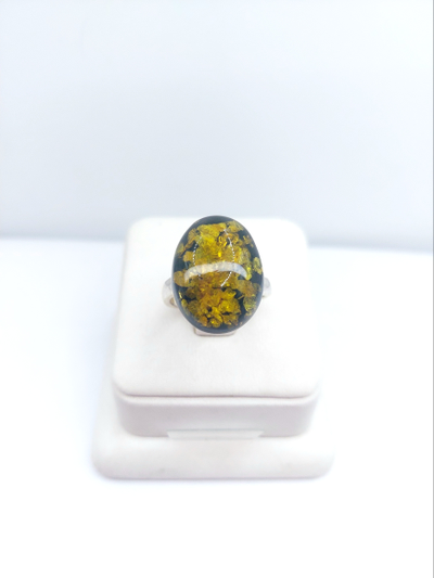 Кольцо без оправы с зеленым янтарем