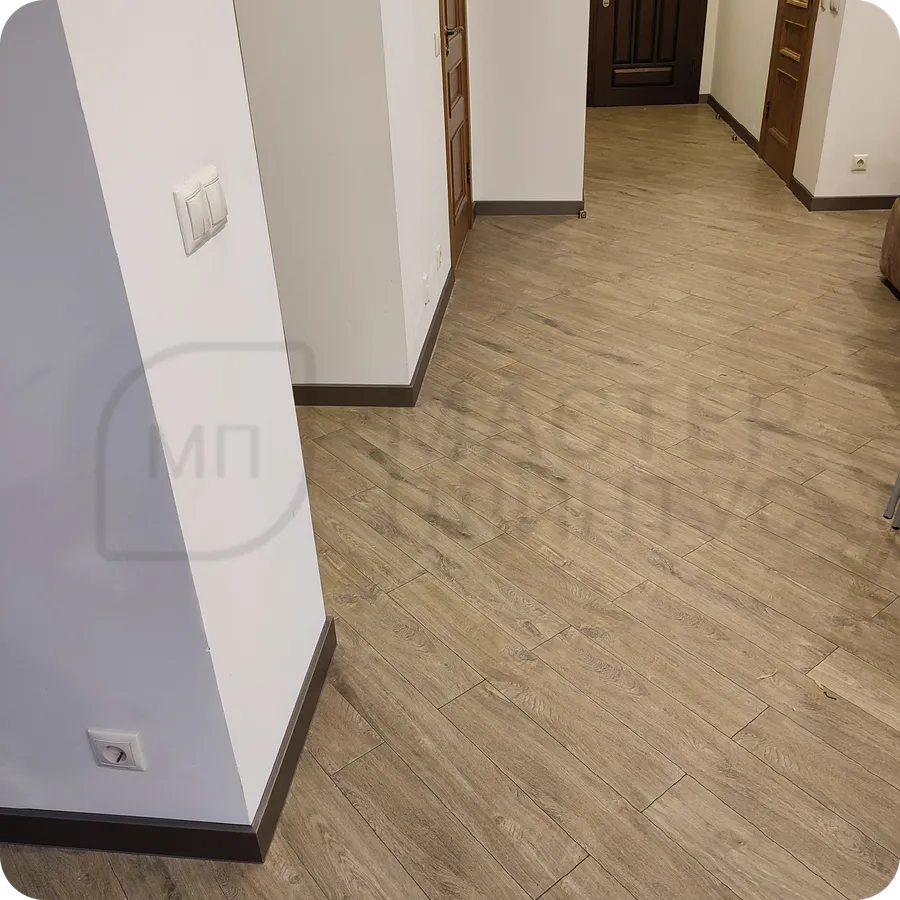 Теплый благородный акцент: монтаж плинтуса Dollken Cubu Flex Life 80 в цвете бронза создает изысканный теплый акцент, придающий интерьеру роскошный вид.