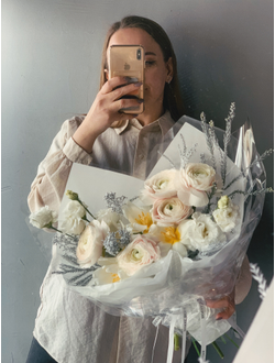 Ранункулюсы и тюльпаны с серебряной зеленью