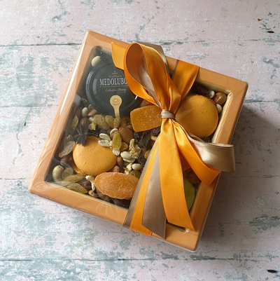 Праздничный бокс с макарунс