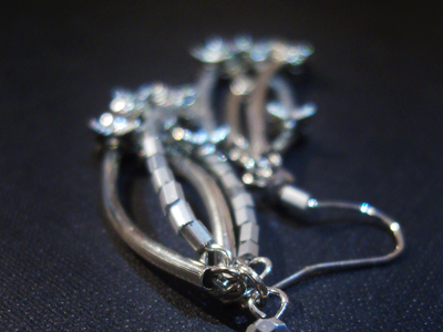 "Ледяные веточки", длинные серьги из бисера и бусин