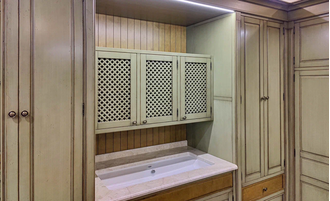 Встроенный шкафы для постирочной.