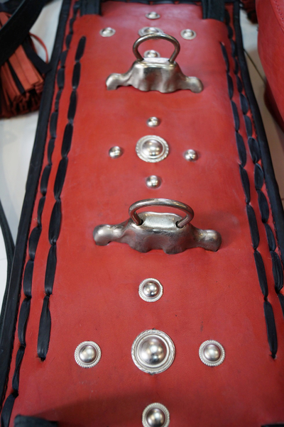 Выездная упряжь(красно-черный комплект)