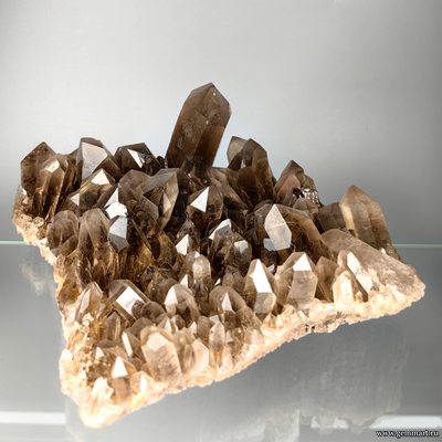Рутил в кристаллах дымчатого кварца. Бразилия.  260*220*103мм (ААА)