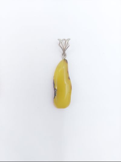 Кулон из матового янтаря неправильной формы