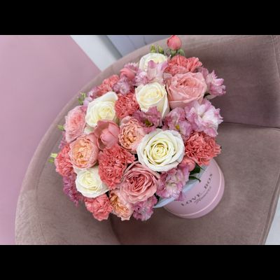 Букет в шляпной коробке микс цветов S+ №3