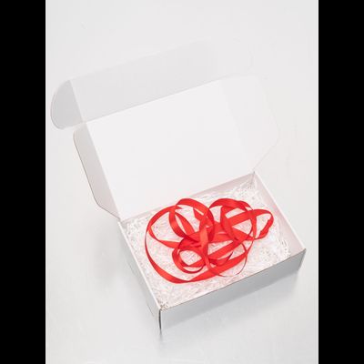 Белая подарочная коробка 32х22х10см с красной лентой и наполнителем