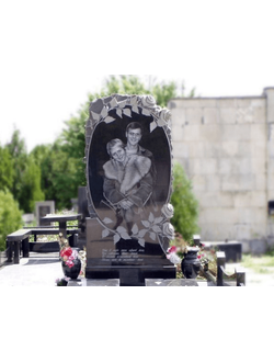 Высокий Двойной памятник с розами