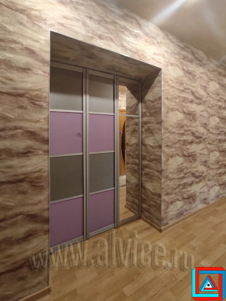 Распашная створка - зеркальная с 2-х сторон