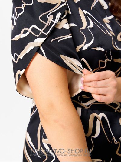 Женское платье прямого силуэта с абстрактным принтом