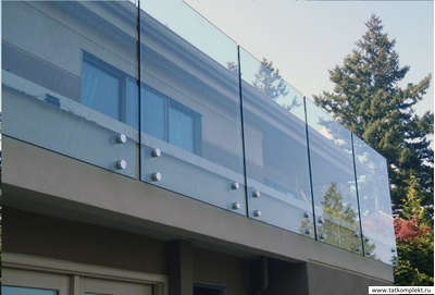 Стеклянное ограждение без поручня. Крепление боковое на точечные стеклодержателями.