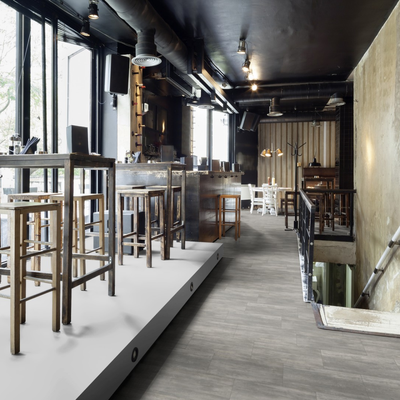 Виниловый пол Wineo 400 Stone Courage Stone Grey DLC00137 в интерьере ресторана