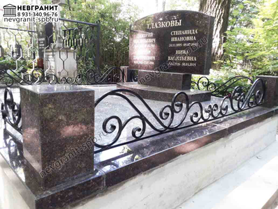 Гранитный памятник с оградой уголки 271