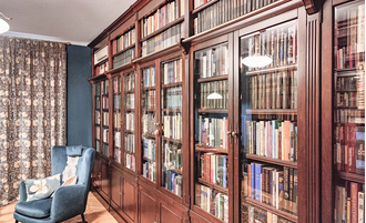 Встроенная большая библиотека для рабочего кабинета.