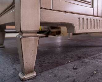 Тумба под накладную раковину с двумя дверьми.