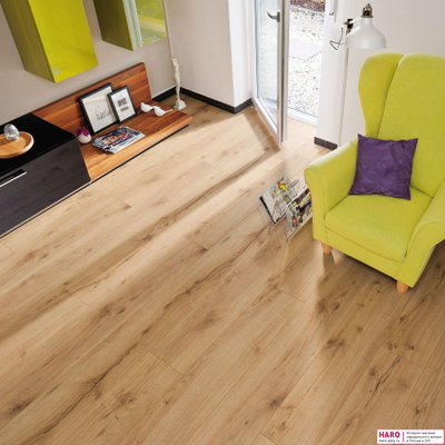 Декор ламината Haro Tritty 100 Gran Via Дуб Альпийский Натур 526709 в интерьере комнаты