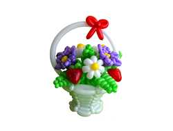 Белоснежная корзинка с красивыми цветами из шаров