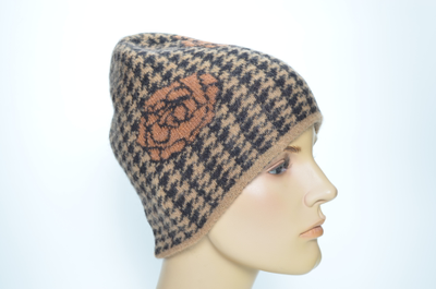 Шапка с цветком