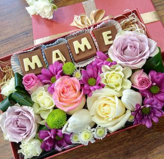 Прямоугольная цветочная коробочка с надписью из шоколадных букв "Маме"
