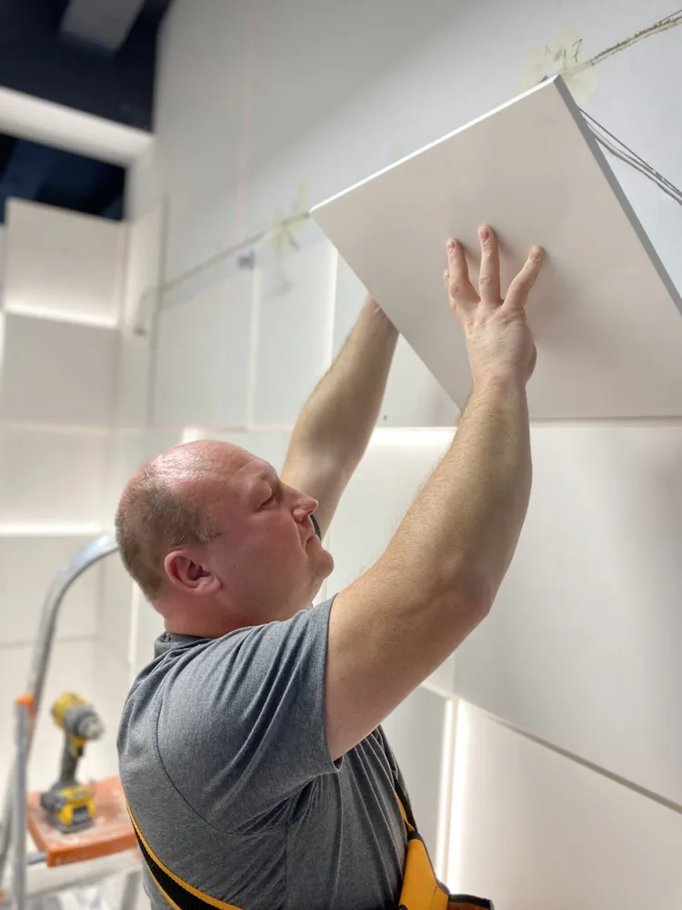 Монтаж делаем при поданном питании, таким образом сразу контролируем работоспособность панелей.