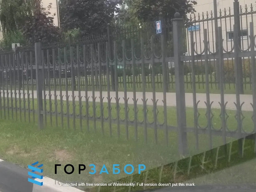 Забор с элементами ковки для частного дома