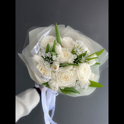 "Подснежники на снегу"  - букет из роз тюльпанов и аллиума