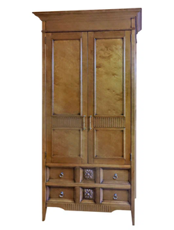 Шкаф для одежды двухстворчатый с ящиками и цветочным декором.