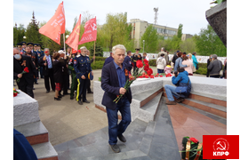 09.05.2021 Возложение живых цветов на аллее Героев в парке Победы к памятному знаку погибшим камышанам в годы Великой Отечественной войны, а также на Братских захоронениях.
