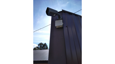 Установка камер видеонаблюдения с разрешением 4 мп 4К. Прокладка в трубах ПНД под газоном.